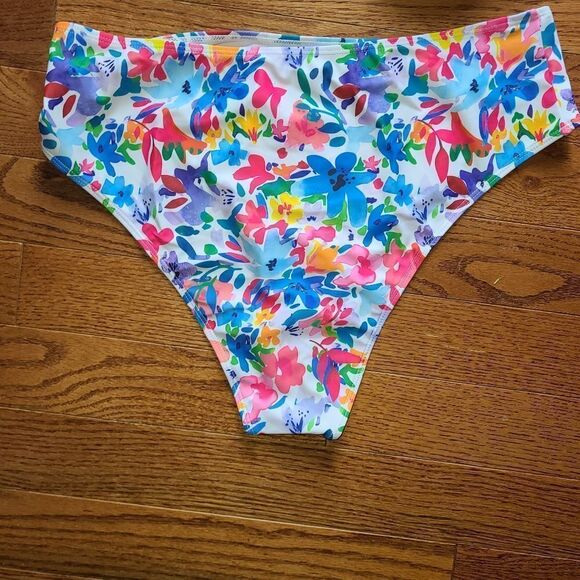 Floral Underwire Ruffle Plus Size Bikini - Picture 9 of 11